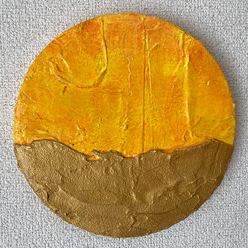 丸形で黄色と金色のオブジェ